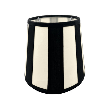 De crèmekleurige lampenkap met zwarte accenten geeft een moderne uitstraling. Perfect voor sfeervolle verlichting in huis.