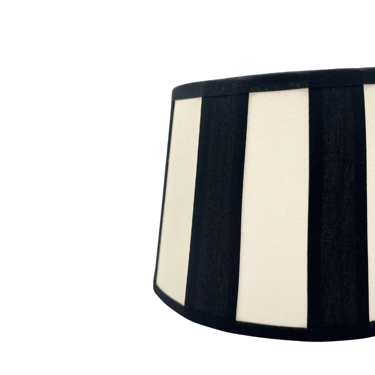 Deze crèmekleurige lampenkap voegt een moderne touch toe aan je interieur.