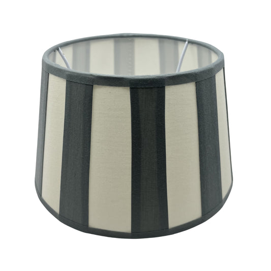 Deze grijze lampenkap in drumvorm past perfect boven een eet- of salontafel. Voeg een moderne touch toe aan je interieur.