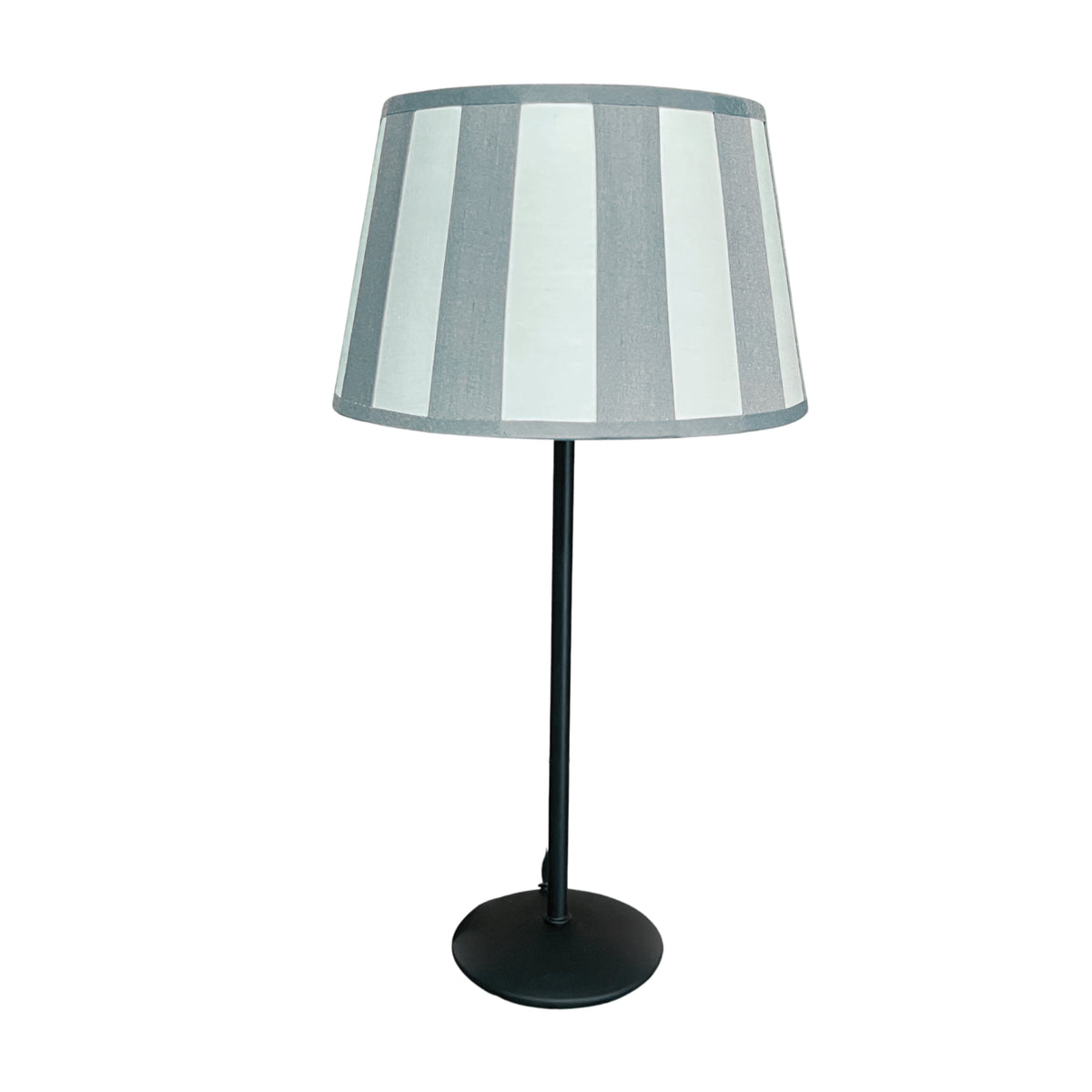 Een sfeervolle grijze lampenkap in een moderne uitstraling. Perfect voor het creëren van een gezellige ambiance.