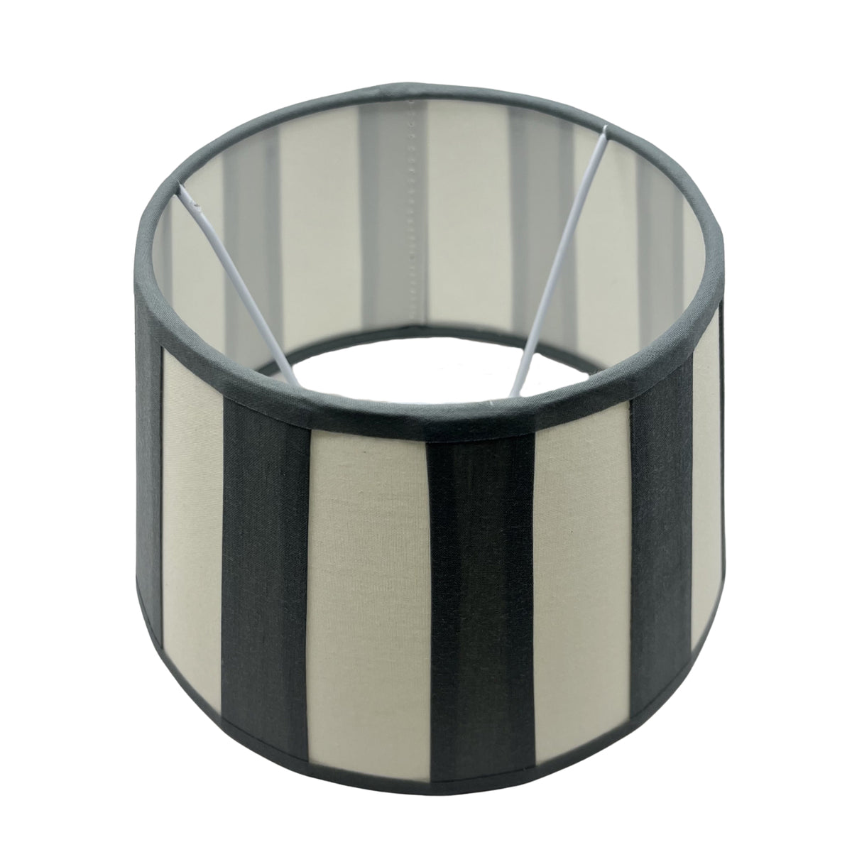 Deze grijze lampenkap heeft een strakke drumvorm en biedt een eigentijdse uitstraling aan je interieur.