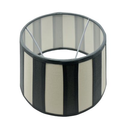 Deze grijze lampenkap heeft een strakke drumvorm en biedt een eigentijdse uitstraling aan je interieur.