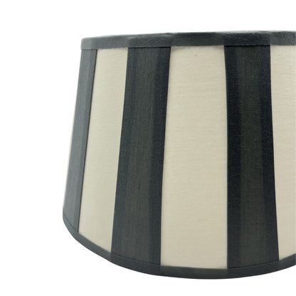 Detail van de grijze lampenkap Drum met een modern uiterlijk. Perfect om een warme sfeer te creëren in jouw interieur.