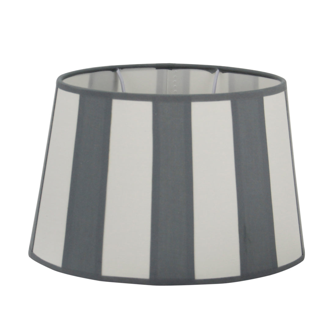 De grijze lampenkap Oval voegt een moderne touch toe aan je interieur. Perfect voor sfeervolle verlichting in elke ruimte.