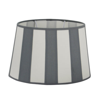 De grijze lampenkap Oval voegt een moderne touch toe aan je interieur. Perfect voor sfeervolle verlichting in elke ruimte.
