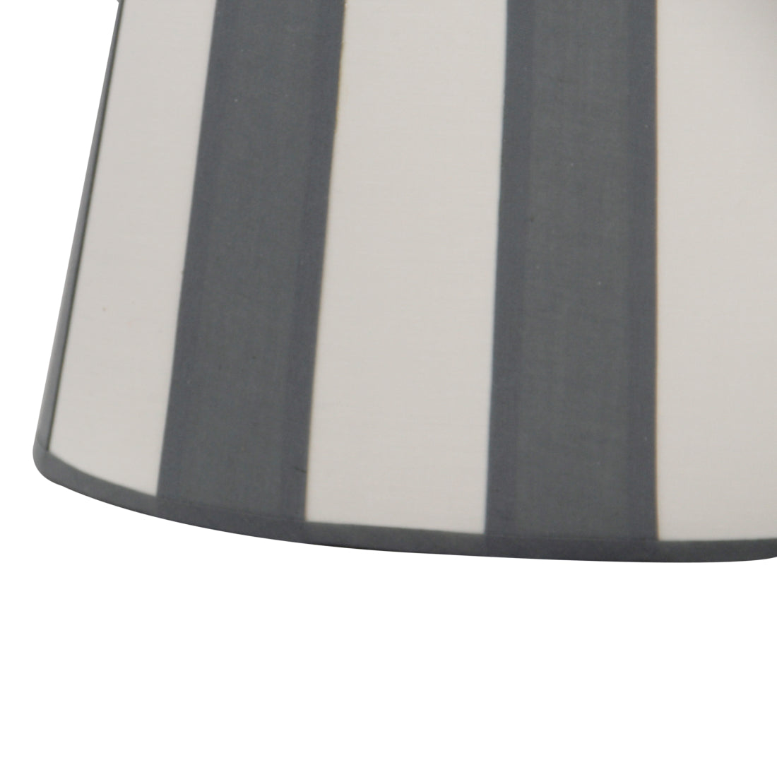 De grijze lampenkap Oval in detail, perfect voor een moderne inrichting. Voeg een sfeervolle touch toe aan elke ruimte.