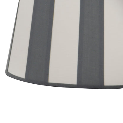De grijze lampenkap Oval in detail, perfect voor een moderne inrichting. Voeg een sfeervolle touch toe aan elke ruimte.