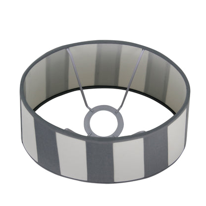 Deze grijze lampenkap uit de Balken serie heeft een ovale vorm. Perfect voor een moderne uitstraling in je interieur.