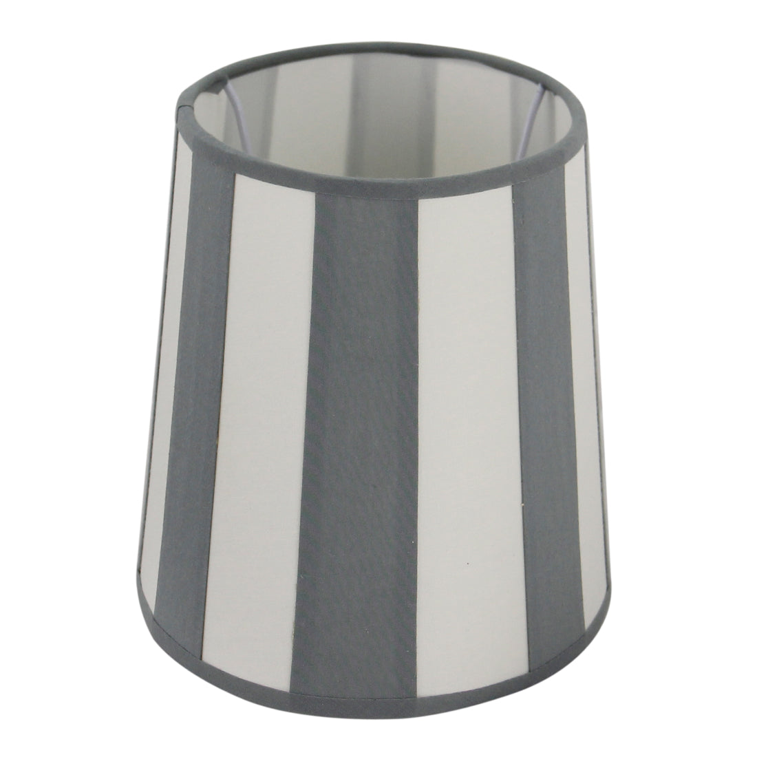 Deze grijze lampenkap in ovale vorm voegt een moderne touch toe aan elke lamp. Perfect voor een stijlvolle uitstraling.