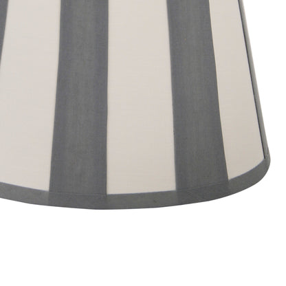 Deze moderne lampenkap in grijs geeft een verfijnde uitstraling. Perfect voor het creëren van een sfeervol lichtspel in huis.