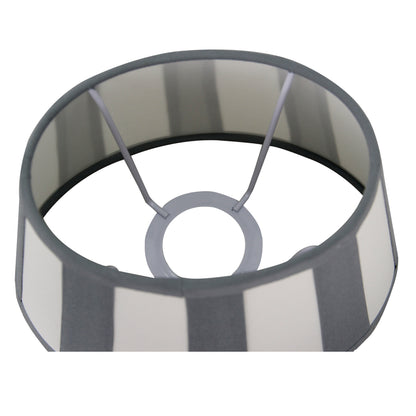 Deze moderne lampenkap in grijs geeft een verfijnde uitstraling aan je interieur. Perfect voor een stijlvolle afwerking.