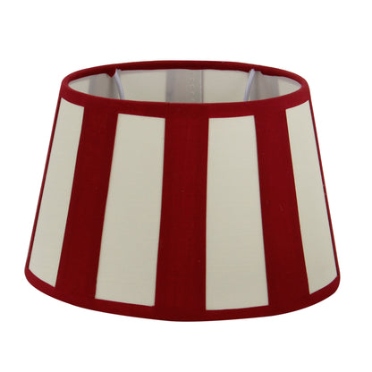 Sfeervolle lampenkap in modern rood chintz. Ideaal voor een warme en trendy uitstraling in jouw interieur.