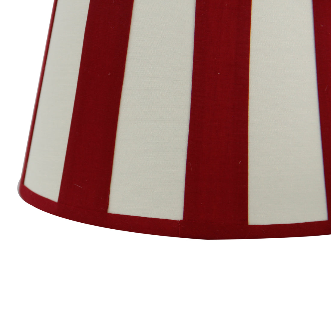 Deze gedetailleerde lampenkap in chintz combineert modern rood met crèmekleur.