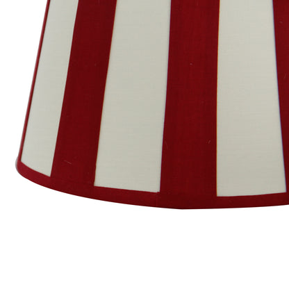 Deze gedetailleerde lampenkap in chintz combineert modern rood met crèmekleur.