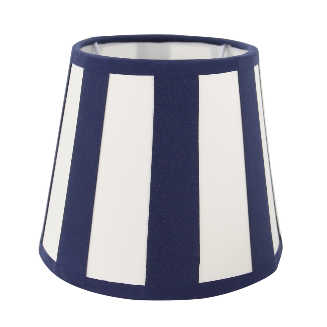 Detailfoto van de crèmekleurige lampenkap in ovale vorm. Deze kap voegt een verfijnde touch toe aan elke lamp.