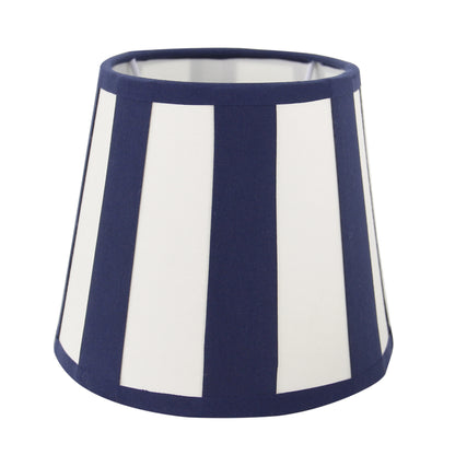 Detailfoto van de crèmekleurige lampenkap in ovale vorm. Deze kap voegt een verfijnde touch toe aan elke lamp.