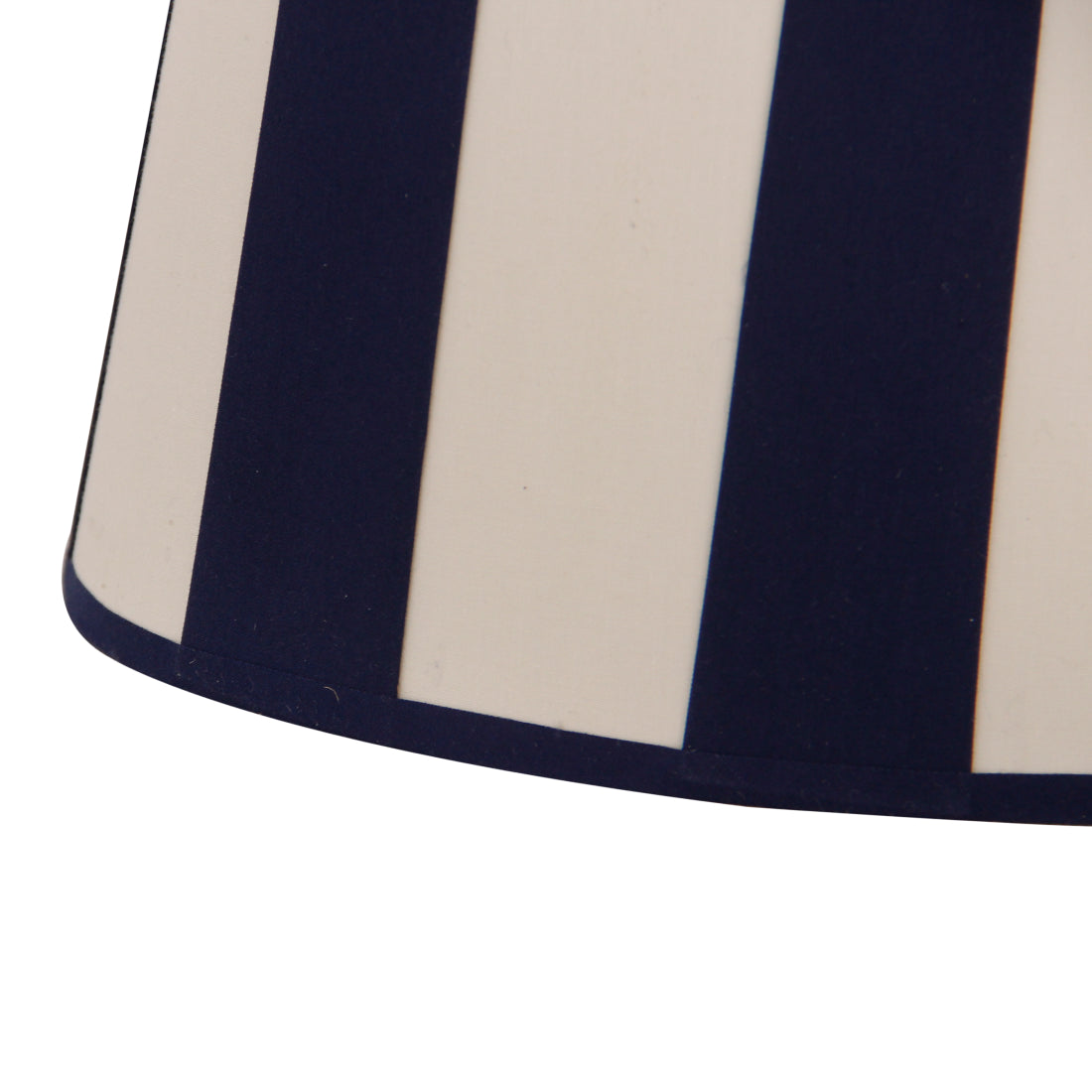 Deze crème lampenkap in ovale vorm voegt een verfijnde uitstraling toe aan je interieur. Perfect voor sfeervolle verlichting.