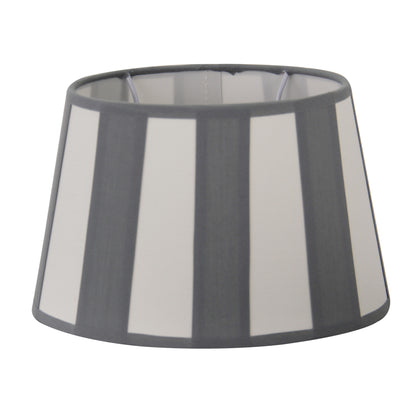 Deze ovalen lampenkap in grijs biedt een tijdloze uitstraling. Perfect voor een moderne touch in jouw interieur.