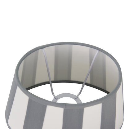 Deze detailfoto toont de grijze ovalen lampenkap. Perfect voor een tijdloze uitstraling in jouw interieur.