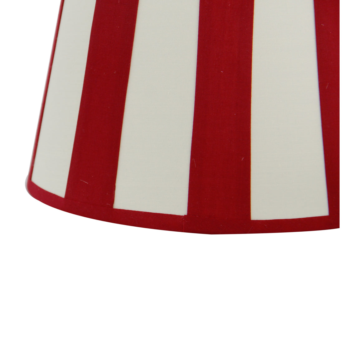 Een gedetailleerde blik op de moderne rode lampenkap, perfect voor een frisse en eigentijdse uitstraling in je interieur.