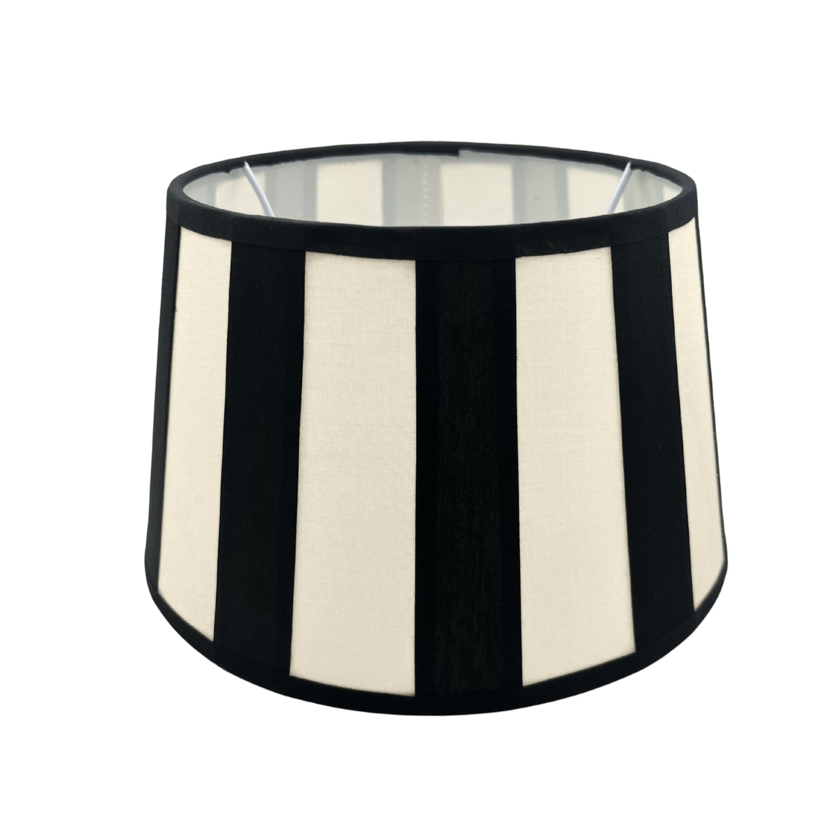 Deze zwarte lampenkap in drumvorm voegt een moderne touch toe aan je interieur. Perfect voor sfeervolle verlichting!