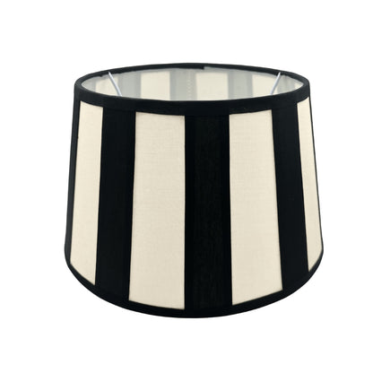 Deze zwarte lampenkap in drumvorm voegt een moderne touch toe aan je interieur. Perfect voor sfeervolle verlichting!