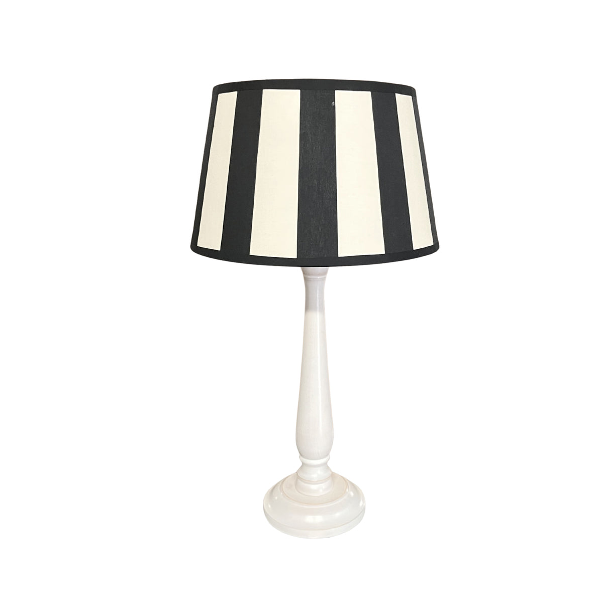 De zwarte lampenkap in een trendy drumvorm brengt sfeer in elke kamer. Perfect voor een eigentijdse uitstraling.