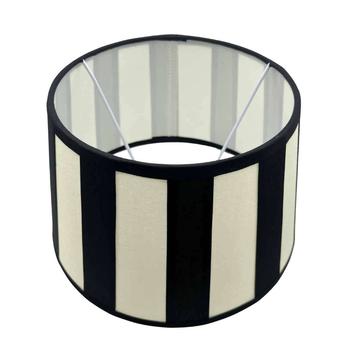 Een zwarte lampenkap in een strak drumdesign. Perfect voor een moderne uitstraling in je interieur.
