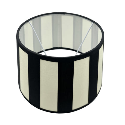 Een zwarte lampenkap in een strak drumdesign. Perfect voor een moderne uitstraling in je interieur.