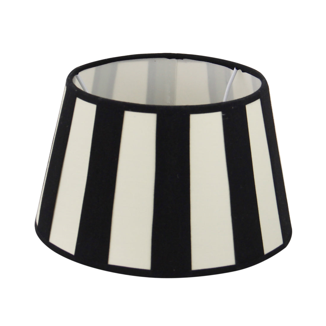 Deze zwarte lampenkap heeft een eigentijdse uitstraling. Perfect voor het creëren van een sfeervol licht in je interieur.