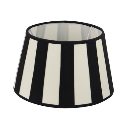 Deze zwarte lampenkap heeft een eigentijdse uitstraling. Perfect voor het creëren van een sfeervol licht in je interieur.
