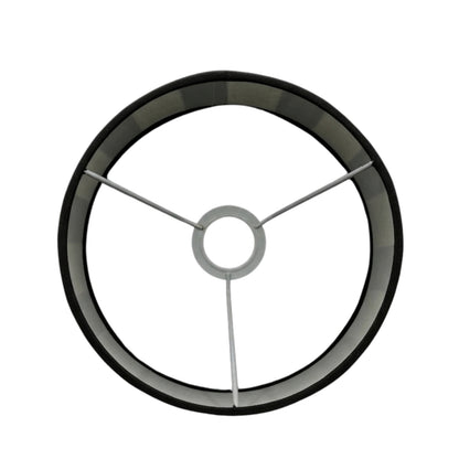 Deze zwarte lampenkap in drumvorm voegt een moderne touch toe aan je interieur.