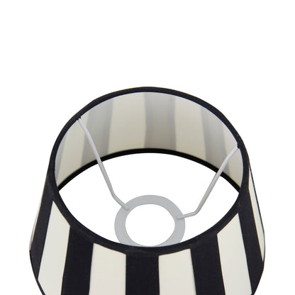 Detailweergave van de zwarte lampenkap Drum met een strakke afwerking. Ideaal voor een moderne en sfeervolle uitstraling.