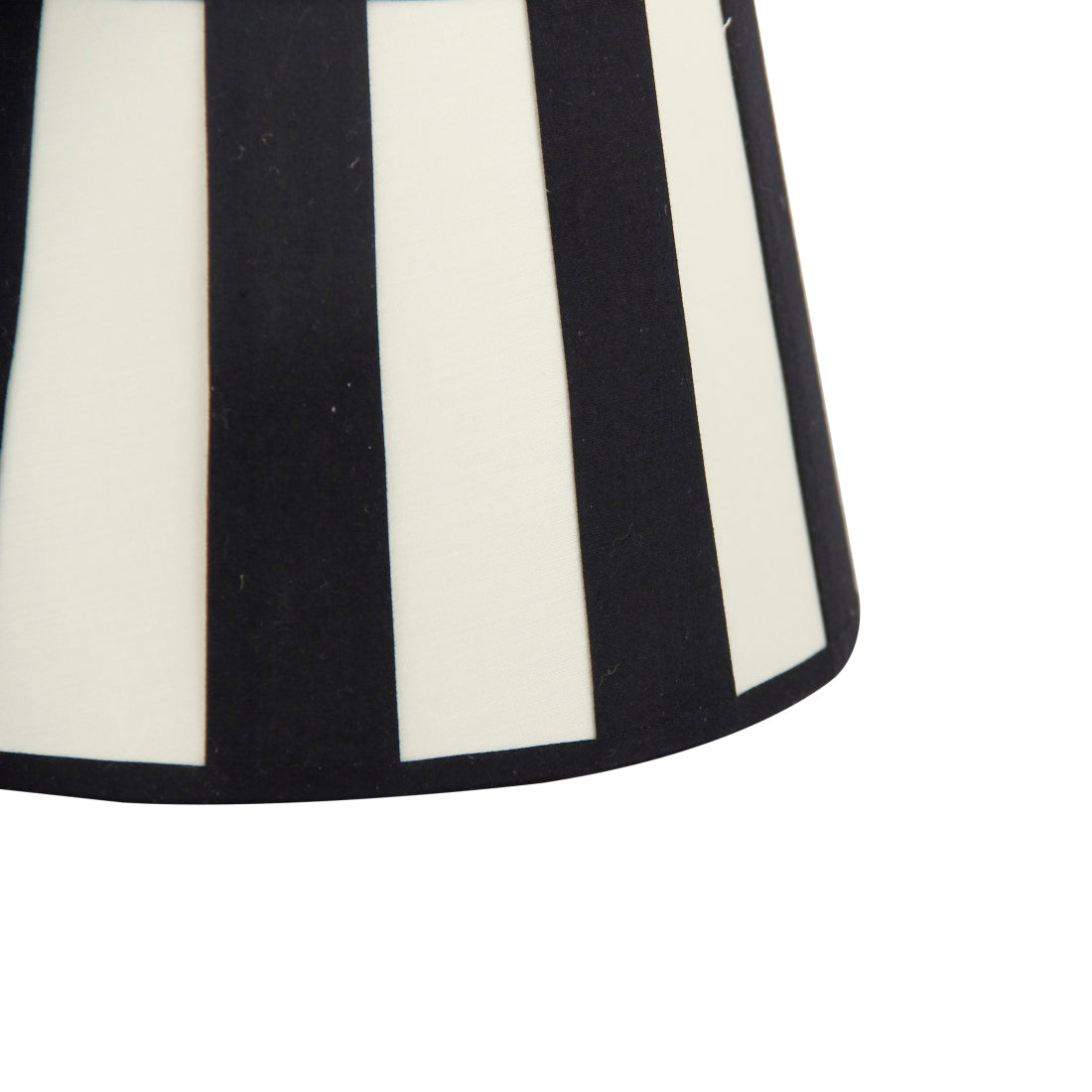 Deze zwarte lampenkap in drumvorm voegt een moderne touch toe aan elke lamp. Perfect voor een eigentijdse uitstraling.