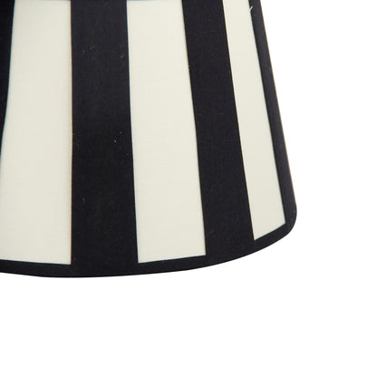 Deze zwarte lampenkap in drumvorm voegt een moderne touch toe aan elke lamp. Perfect voor een eigentijdse uitstraling.