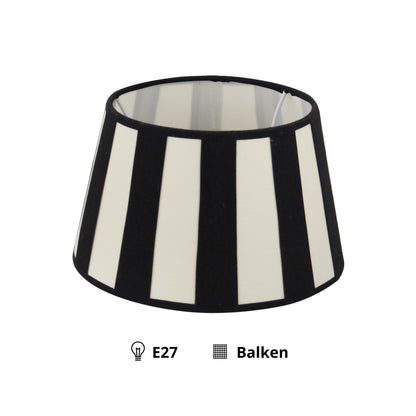 Deze zwarte lampenkap biedt een moderne uitstraling en past perfect boven een eettafel. Ideaal voor sfeervolle verlichting.