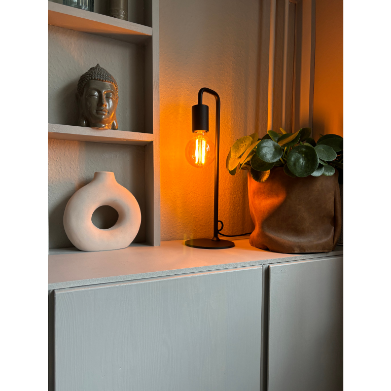 Detail van de zwarte Basic tafellamp van Chericoni. Perfecte aanvulling voor een industrieel interieur met karakter.