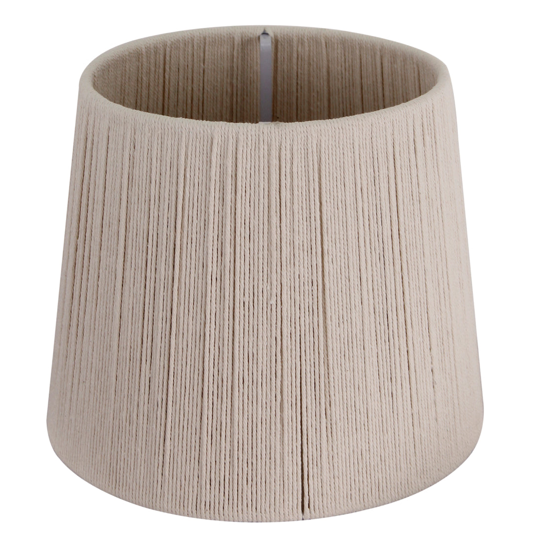 Discover the soft elegance of the beige Baumwolle lampshade. It enhances modern spaces with its refined simplicity.