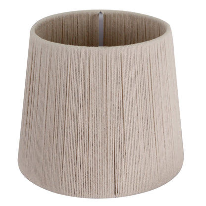 Discover the soft elegance of the beige Baumwolle lampshade. It enhances modern spaces with its refined simplicity.