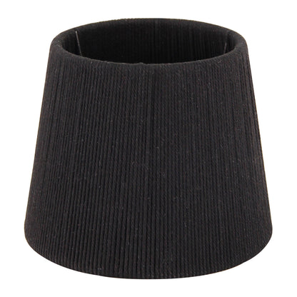 De zwarte lampenkap Dach straalt moderne elegantie uit. Perfect voor een unieke verlichtingservaring in uw interieur.