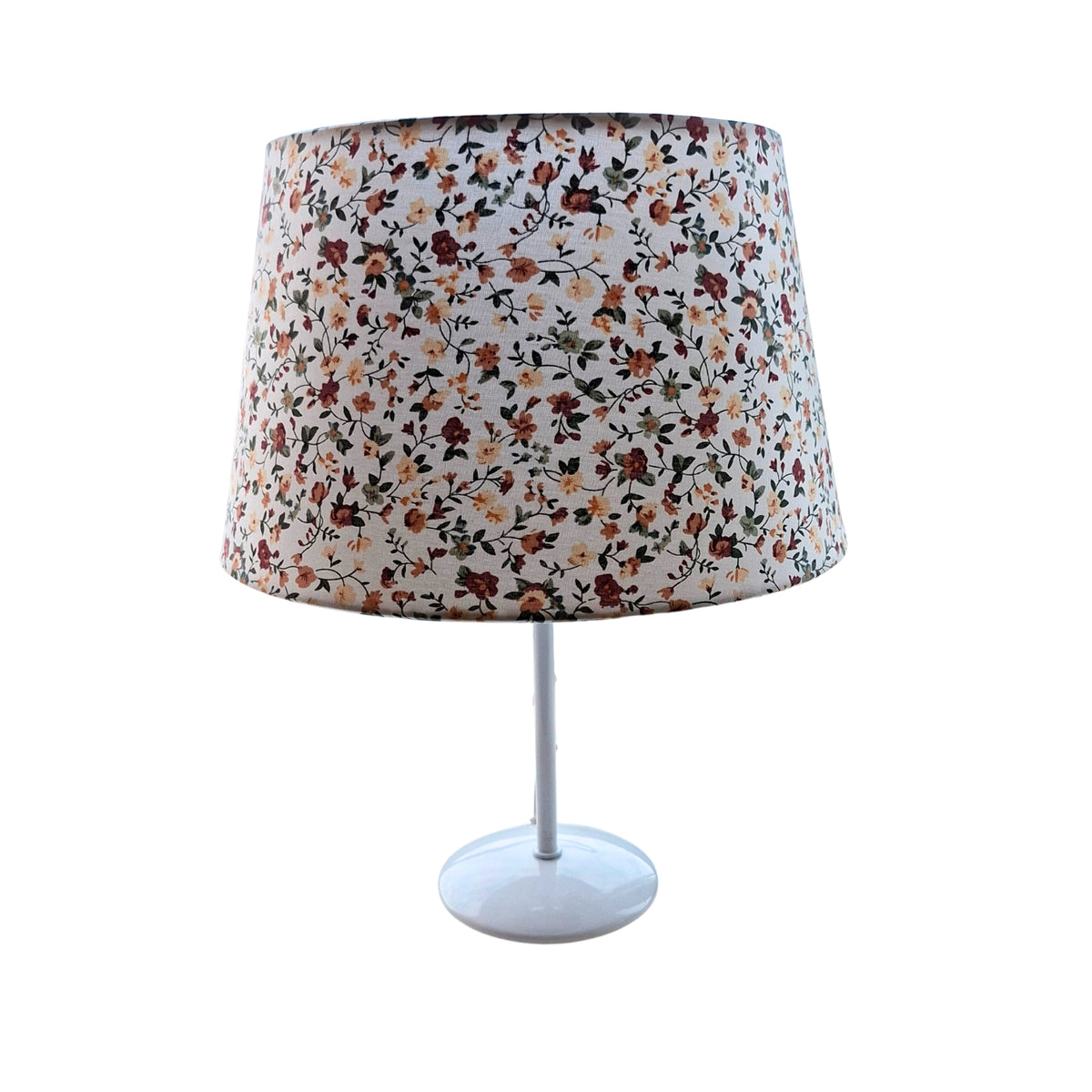 Brighten up your space with this cream chintz lampshade. Its vintage floral design adds a charming bohemian touch.