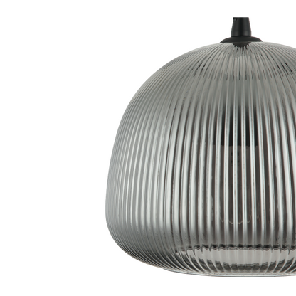 Detail van de zwarte Bra hanglamp met een modern design.