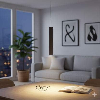 De grijze hanglamp Tubo in betonlook geeft een moderne flair aan je interieur. Perfect voor industriële sferen.