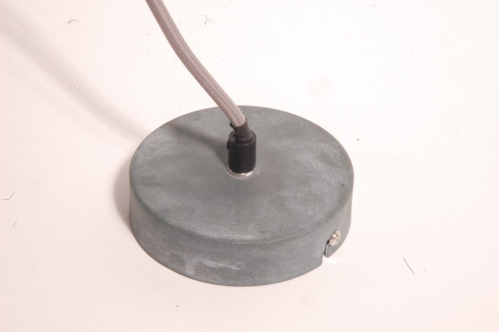 Gedetailleerde weergave van de grijze Cucina hanglamp. Deze moderne lamp voegt een eigentijdse sfeer toe aan je interieur.