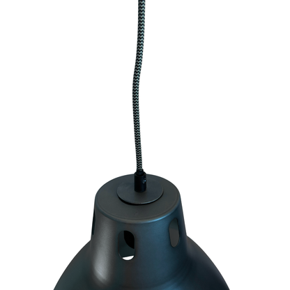 Deze grijs metalen hanglamp Cucina voegt een moderne touch toe aan je keuken. Perfect voor sfeervolle diners met vrienden.