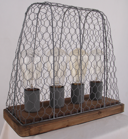 De Quattro tafellamp in beton met houten accenten voegt een industrieel accent toe aan elke tafel.