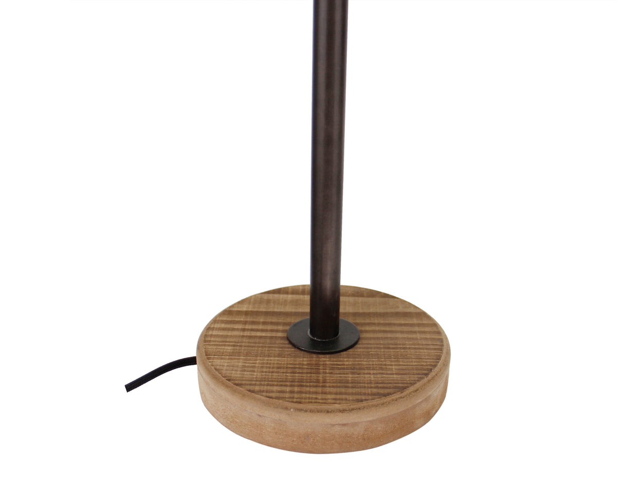 Detail van de bronzen voet van de Sylvie tafellamp. Deze industriële lamp voegt karakter toe aan elk interieur.