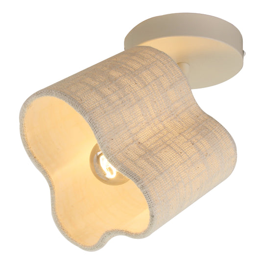 Verken de serene uitstraling van de crèmekleurige Caspera plafondlamp. Perfect voor een rustieke, stijlvolle inrichting.