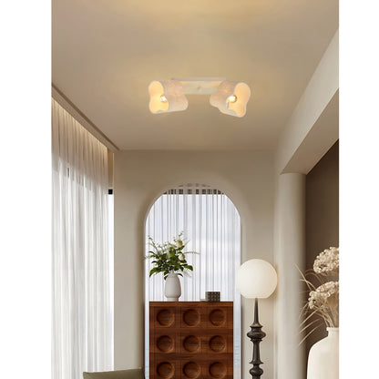 De creme Caspera plafondlamp in linnen heeft een minimalistisch Japandi-design. Perfect voor een serene en lichte sfeer.