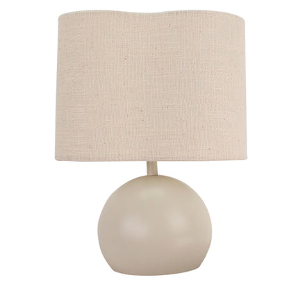 De Caspera tafellamp in crème straalt rust uit met zijn linnen afwerking. Perfect voor een Japandi-stijl interieur.